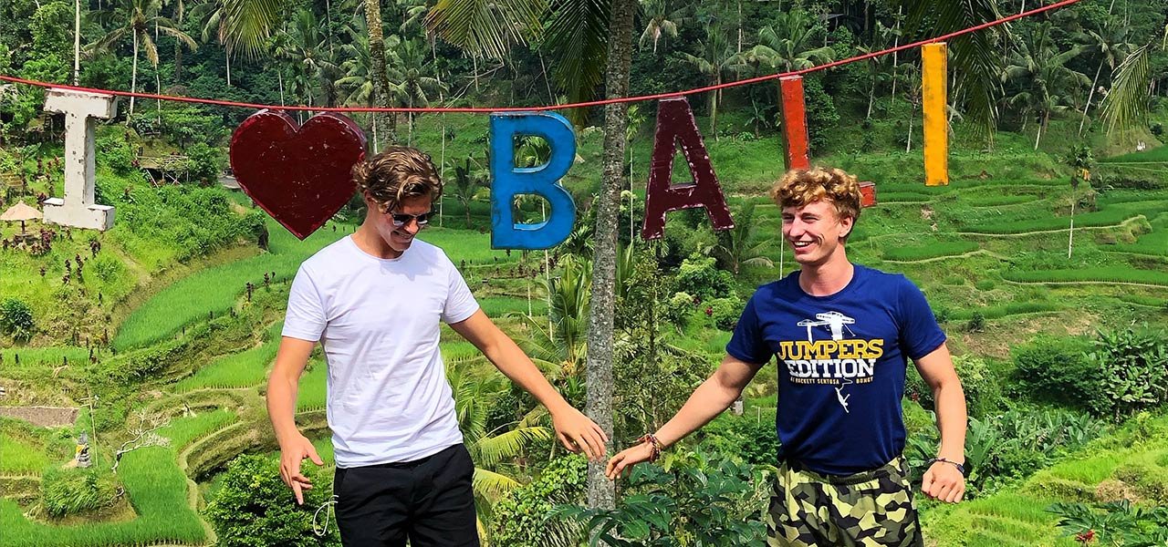 Bali-skilt-drenge