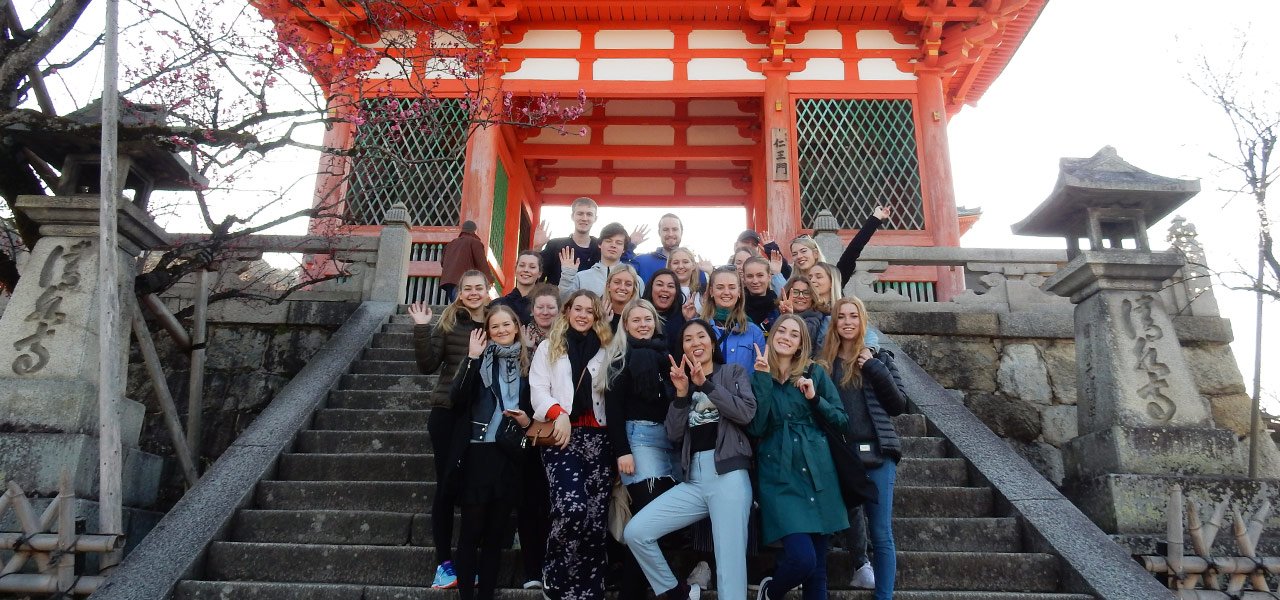 Japan_gruppe_temple_trappe