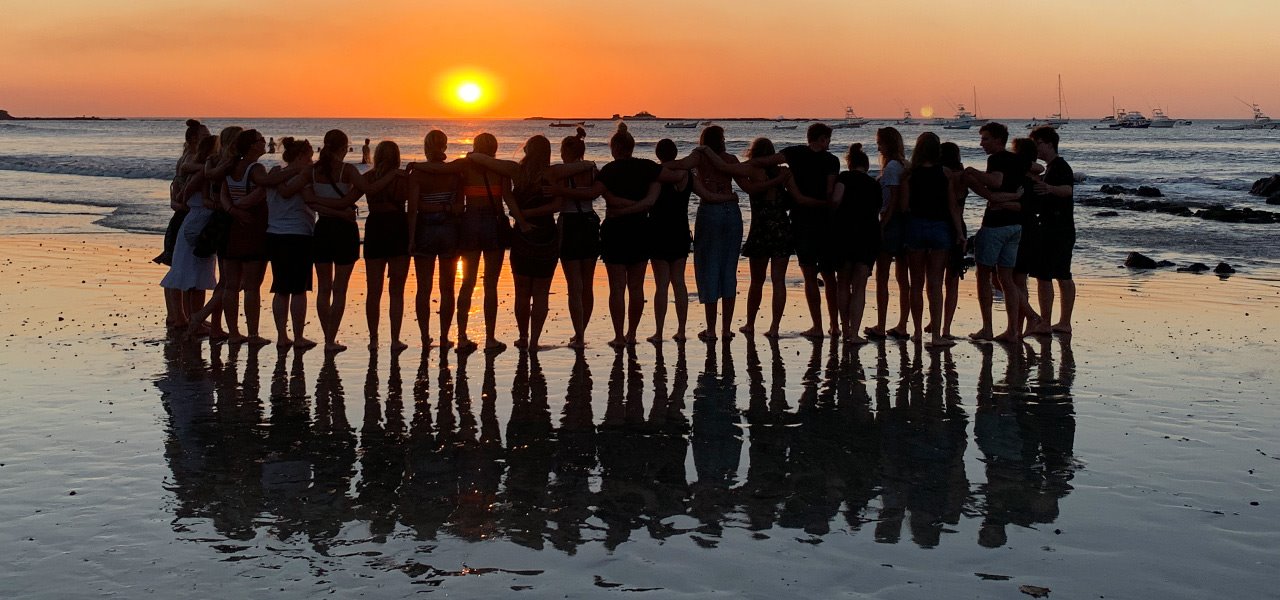 Costa_Rica_strand_gruppe_solnedgang